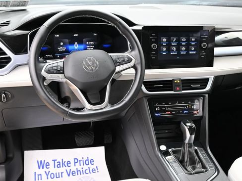 Used 2025 Volkswagen Taos SE FWD image 13