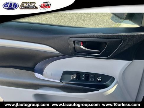 Used 2017 Toyota Highlander LE FWD image 11
