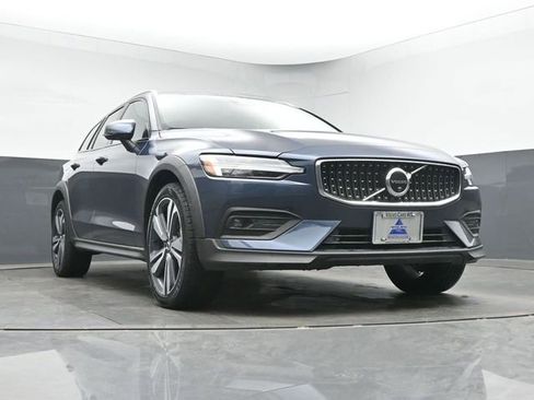 Used 2025 Volvo V60 B5 Cross Country Plus AWD/4WD image 35