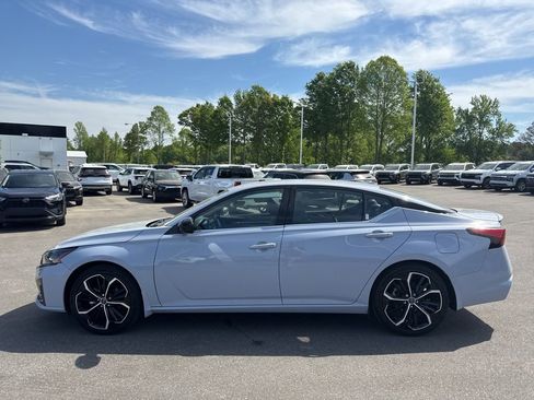 Used 2023 Nissan Altima 2.5 SR image 2