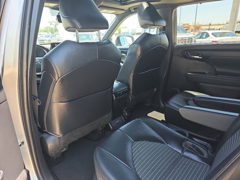 Used 2022 Toyota Highlander XSE FWD image 15