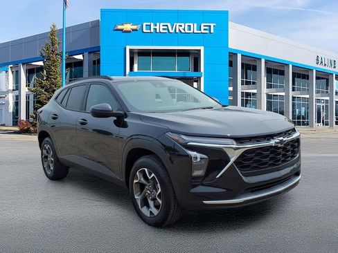 Used 2025 Chevrolet Trax LT w/ LT Convenience Package FWD image 1