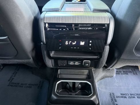 Used 2024 Jeep Wagoneer Series III AWD/4WD image 32