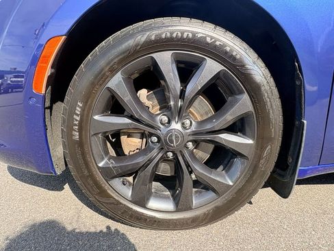 Used 2018 Chrysler Pacifica Limited FWD image 16