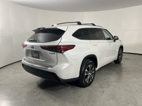 Used 2022 Toyota Highlander XLE AWD/4WD image 8