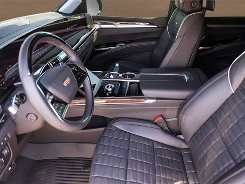 Used 2025 Cadillac Escalade Sport Platinum w/ LPO, ONYX Package image 9