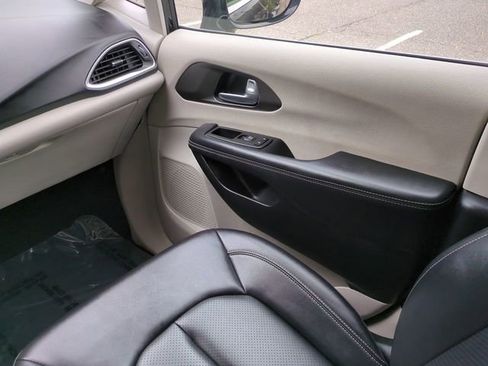 Used 2024 Chrysler Pacifica Touring-L image 17