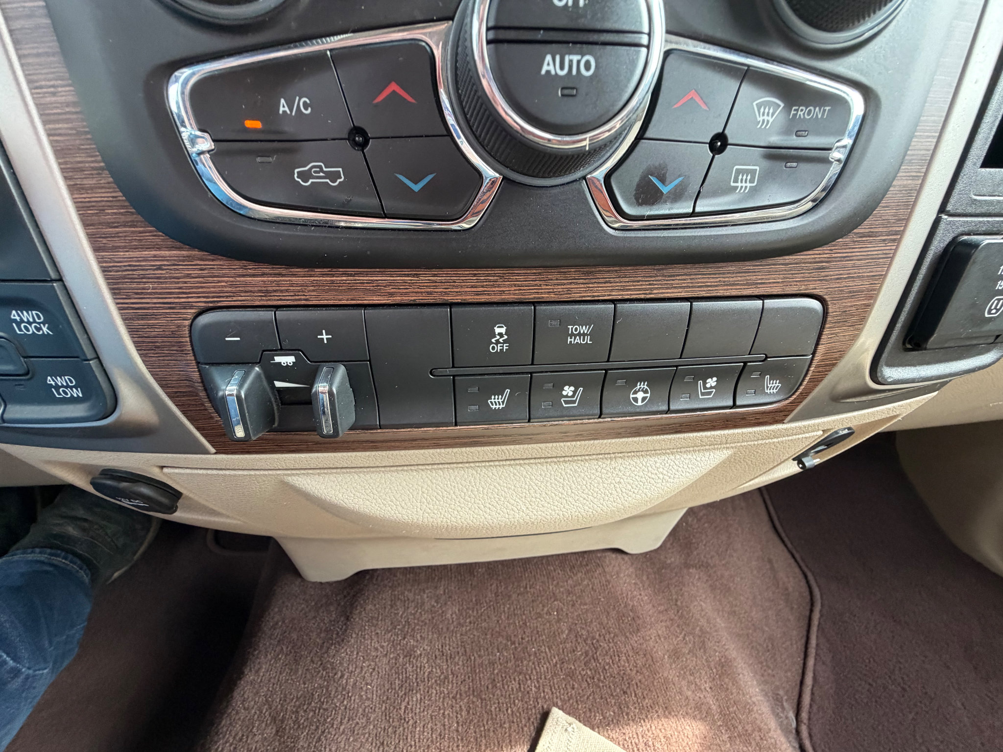 Used 2016 RAM 1500 Laramie w/ Convenience Group AWD/4WD image 25