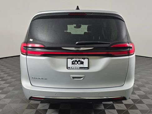 Used 2023 Chrysler Pacifica Touring-L image 4