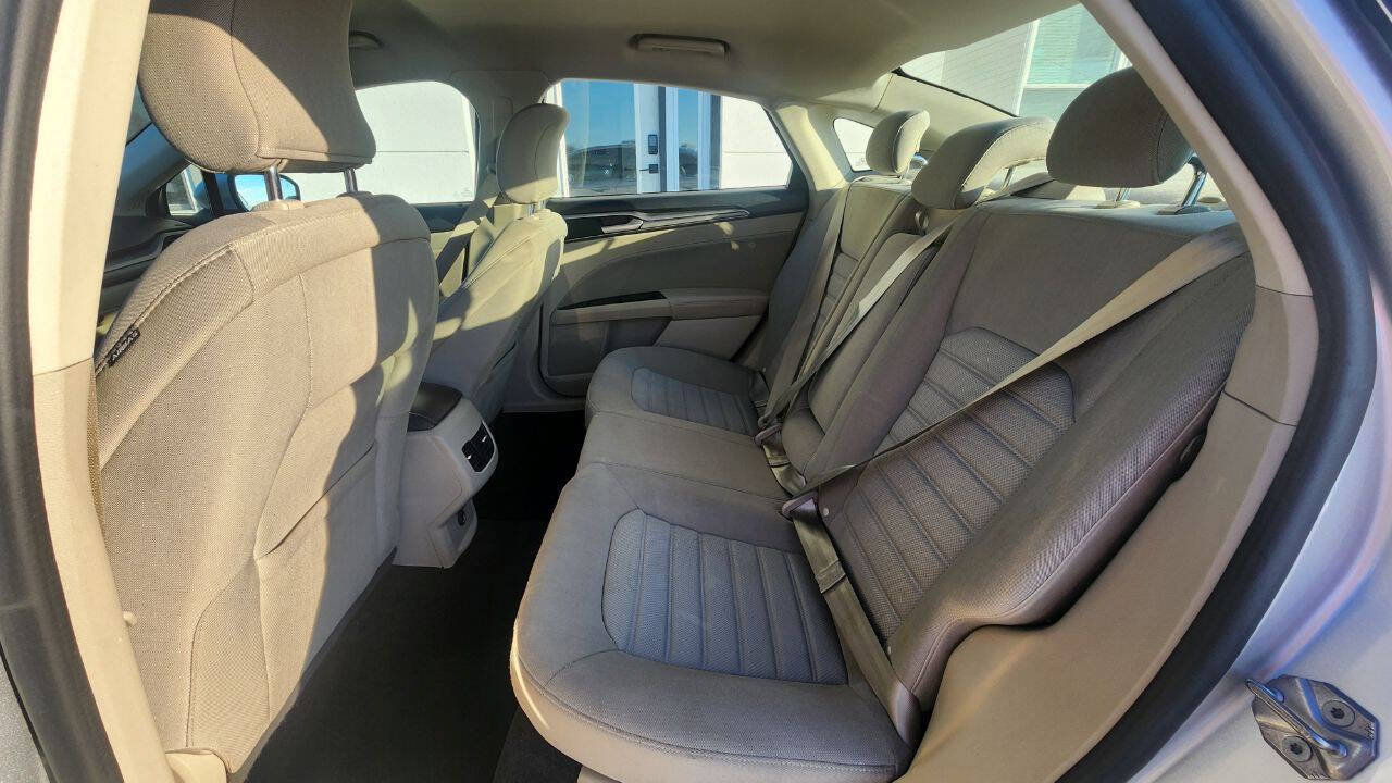 Used 2019 Ford Fusion SE FWD image 18
