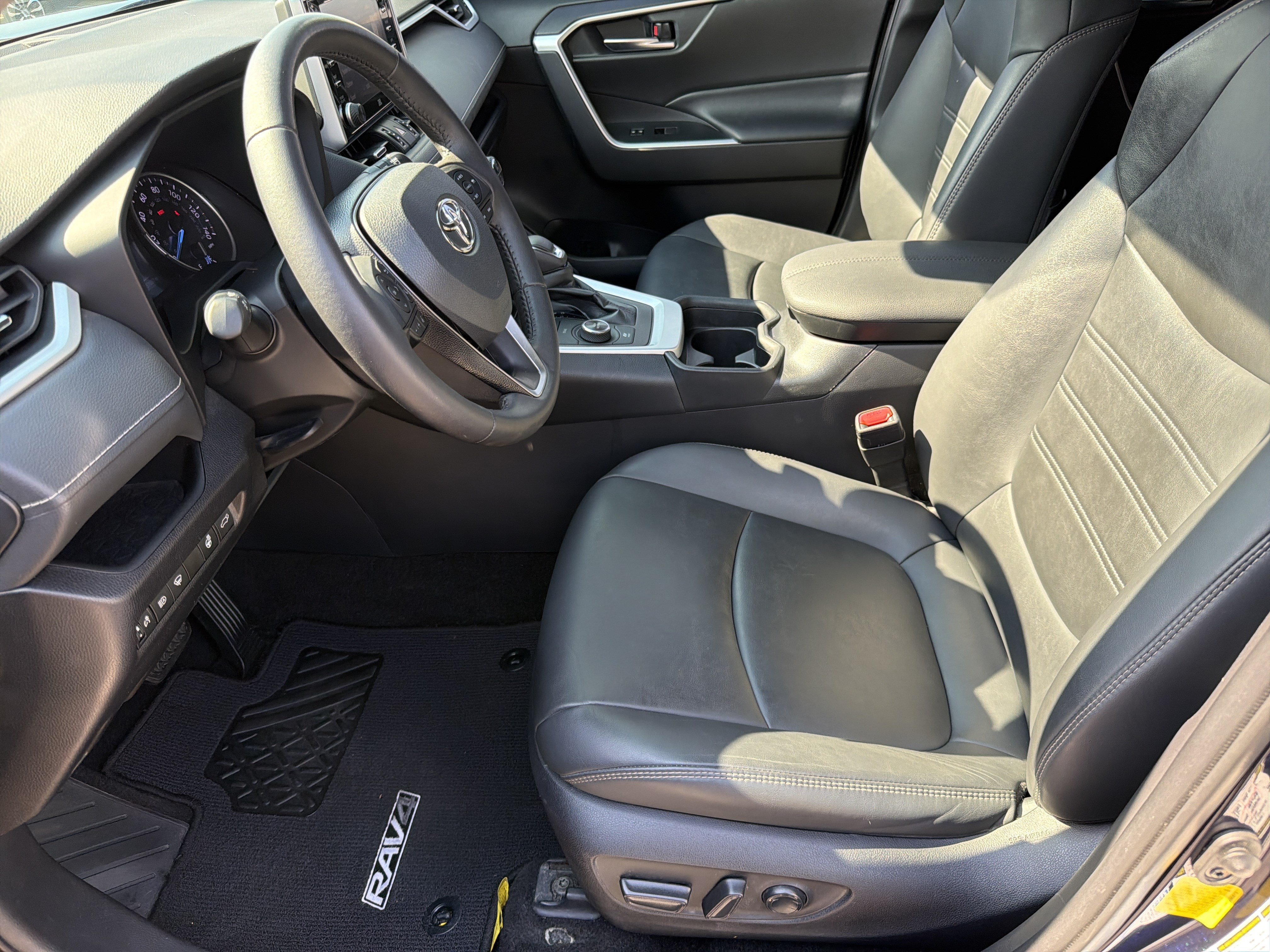 Used 2021 Toyota RAV4 XLE Premium AWD/4WD image 19