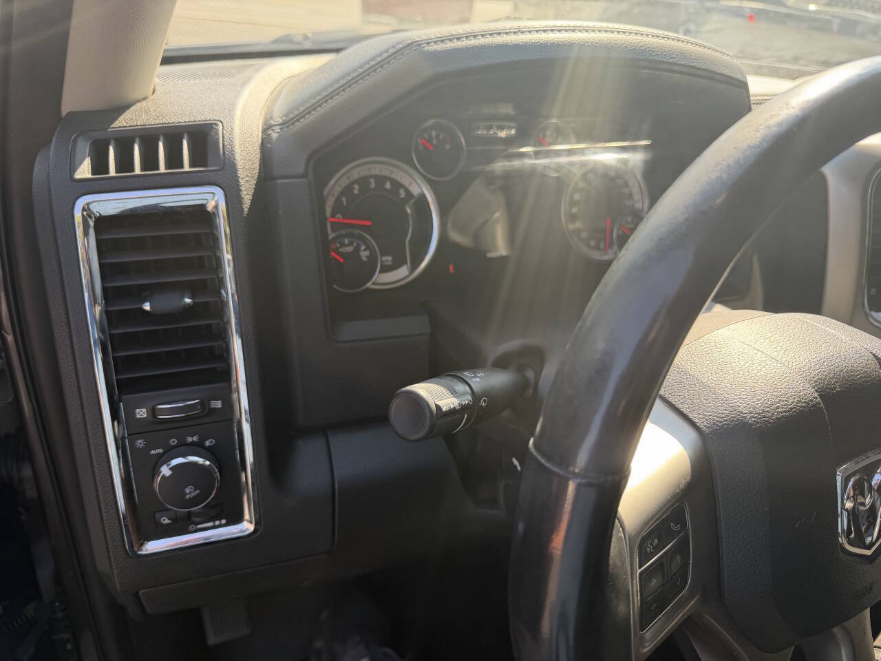 Used 2018 RAM 1500 Laramie w/ Convenience Group AWD/4WD image 18