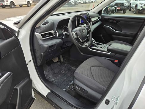 Used 2024 Toyota Highlander XLE AWD/4WD image 19