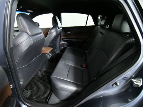 Used 2023 Toyota Venza XLE image 24