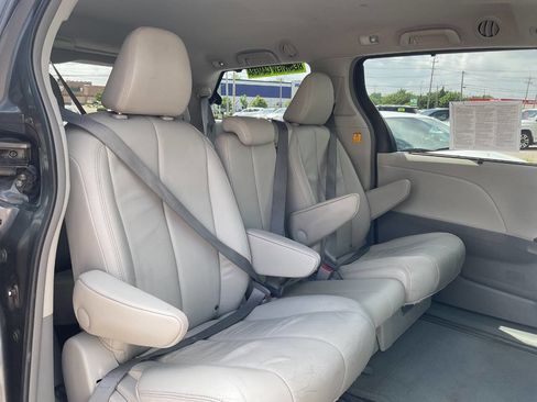 Used 2012 Toyota Sienna XLE FWD image 37