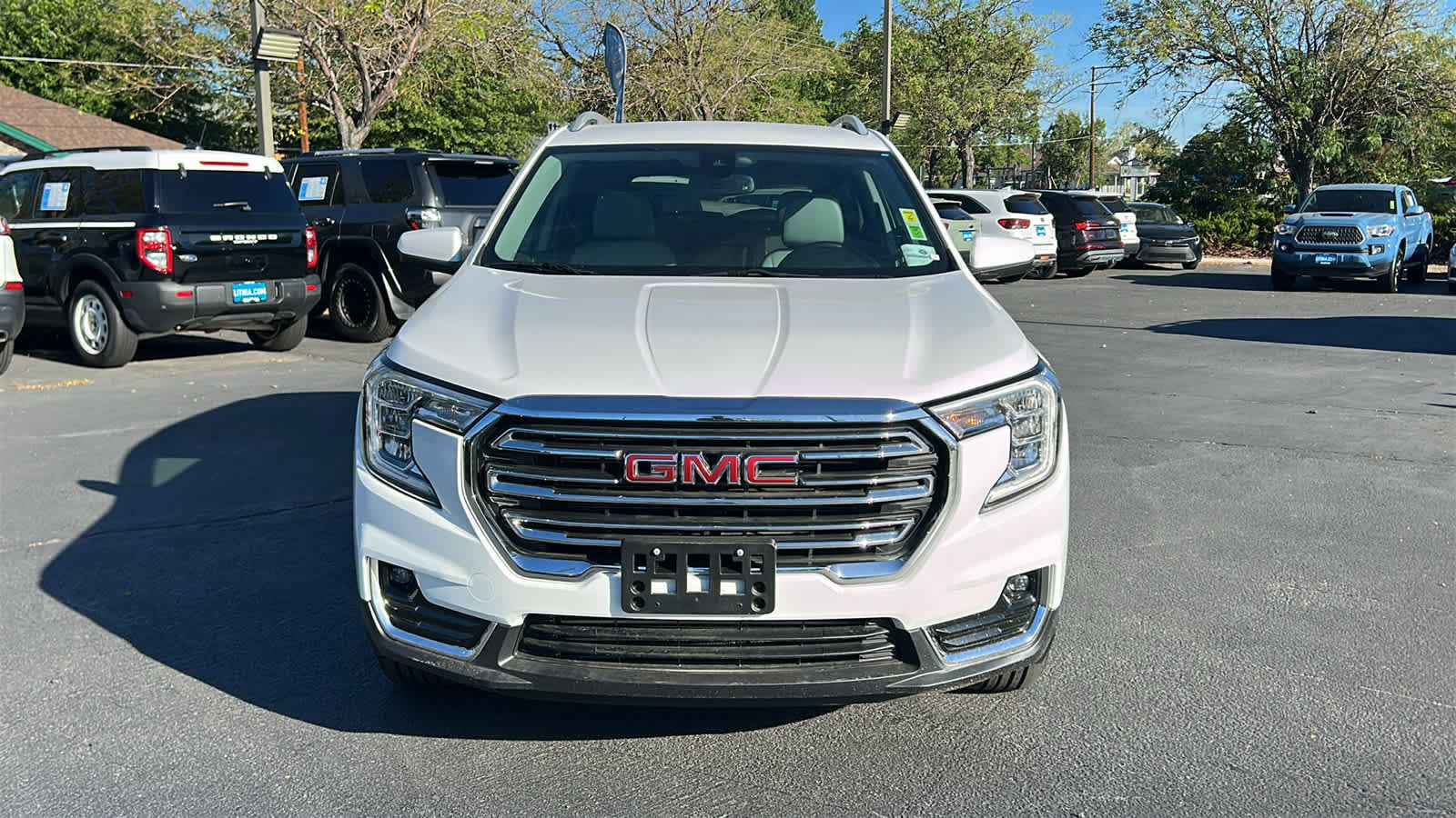 Used 2023 GMC Terrain SLT AWD/4WD image 2