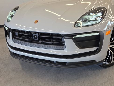 New 2026 Porsche Macan Base image 25