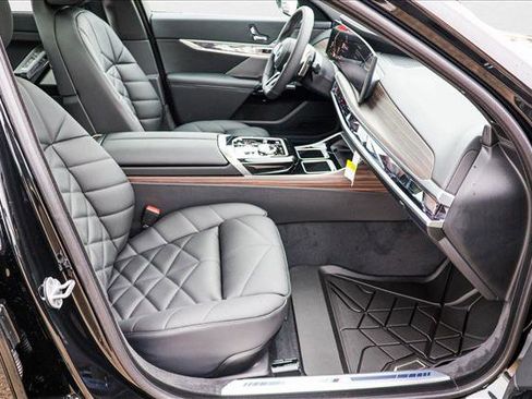 Used 2025 BMW 740i xDrive image 26