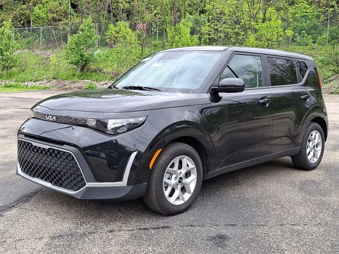 Used 2025 Kia Soul LX FWD image 3