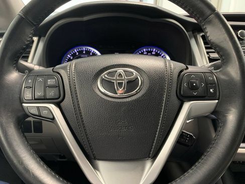 Used 2014 Toyota Highlander XLE FWD image 18