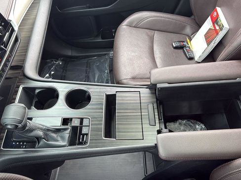 Used 2022 Toyota Sienna Platinum image 35