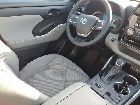 Used 2024 Toyota Highlander LE FWD image 9