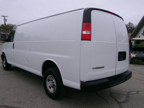 Used 2018 Chevrolet Express 3500 Extended w/ Driver Convenience Package image 3