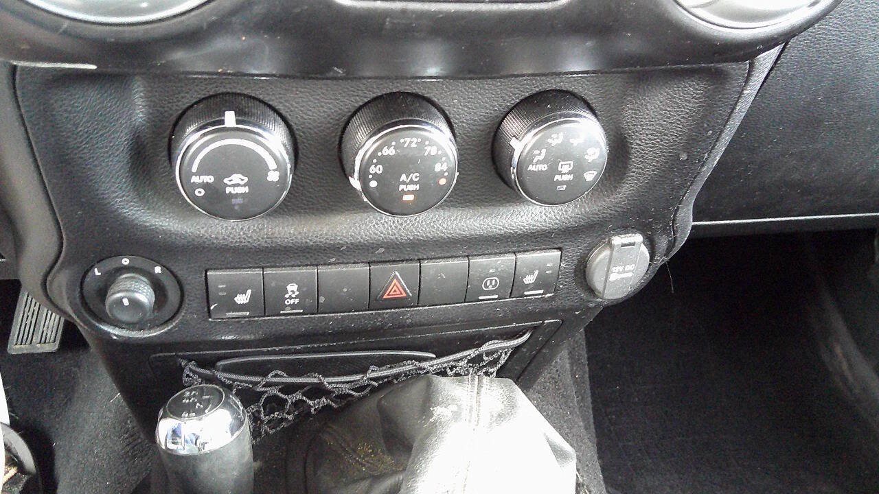 Used 2014 Jeep Wrangler Unlimited Sahara w/ Dual Top Group AWD/4WD image 28