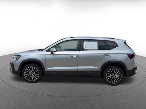 Used 2025 Volkswagen Taos SE FWD image 11