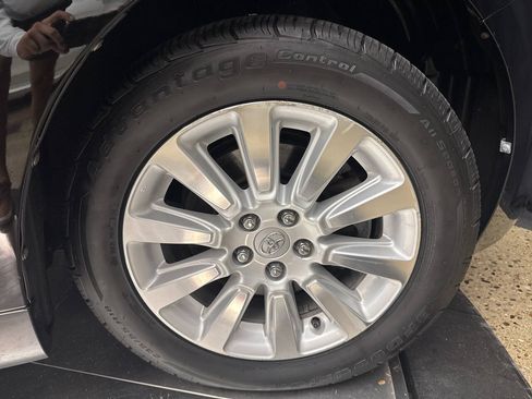 Used 2011 Toyota Sienna XLE w/ Premium Pkg AWD/4WD image 37