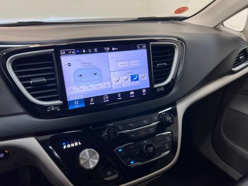 Used 2024 Chrysler Pacifica Touring-L FWD image 25