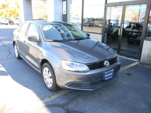 Used 2011 Volkswagen Jetta S image 2