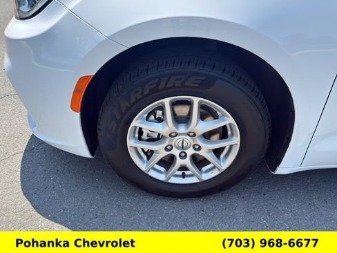 Used 2025 Chrysler Pacifica Select FWD image 28