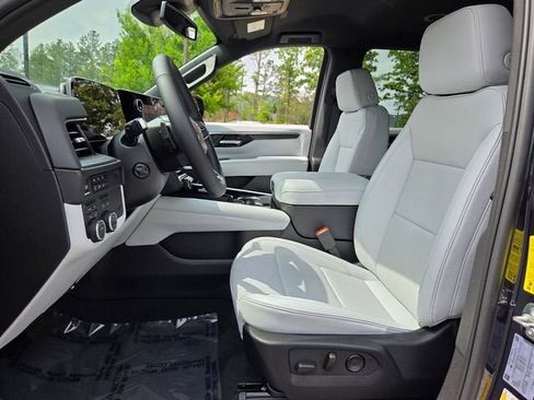 Used 2025 Chevrolet Suburban Premier AWD/4WD image 9