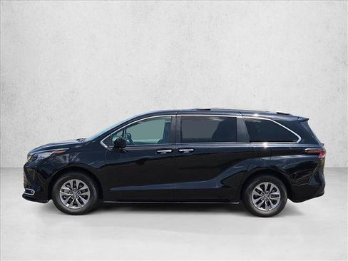 Used 2023 Toyota Sienna XLE FWD image 8
