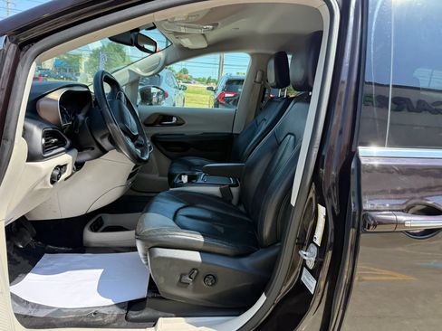 Used 2017 Chrysler Pacifica Touring-L Plus FWD image 18