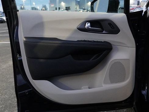 Used 2024 Chrysler Pacifica Touring-L image 13