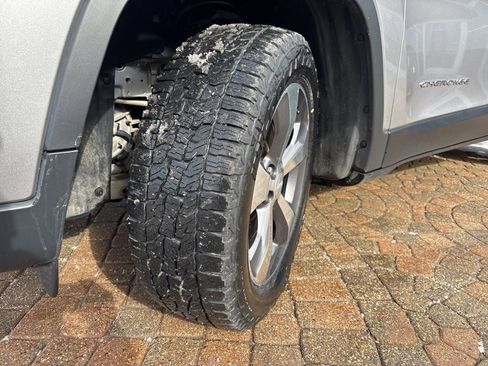 Used 2019 Jeep Cherokee Limited image 10