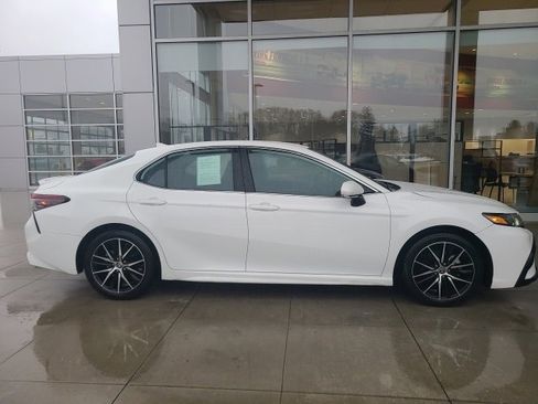 Used 2024 Toyota Camry SE image 8