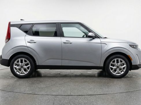 Used 2025 Kia Soul LX w/ LX Technology Package FWD image 11