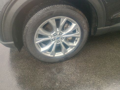 Used 2022 Ford Explorer XLT w/ Equipment Group 202A image 4