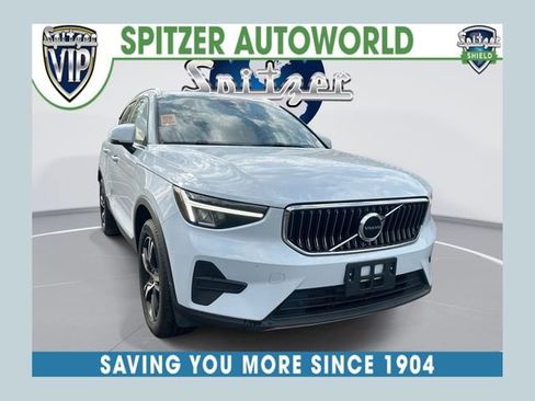Used 2024 Volvo XC40 B5 Core AWD/4WD image 1