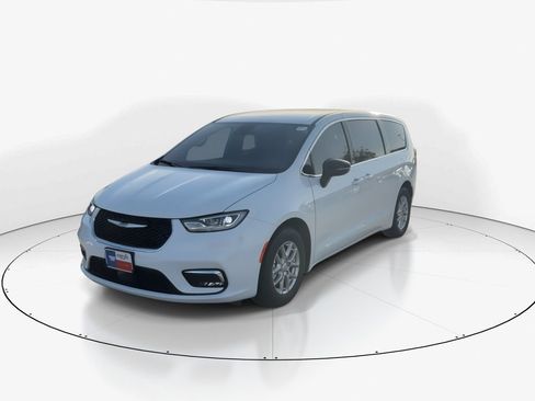 New 2026 Chrysler Pacifica Select FWD image 4