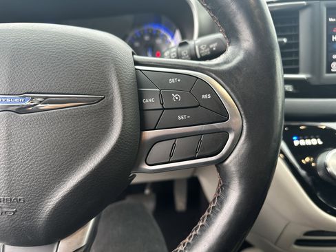 Used 2020 Chrysler Pacifica Touring-L image 19