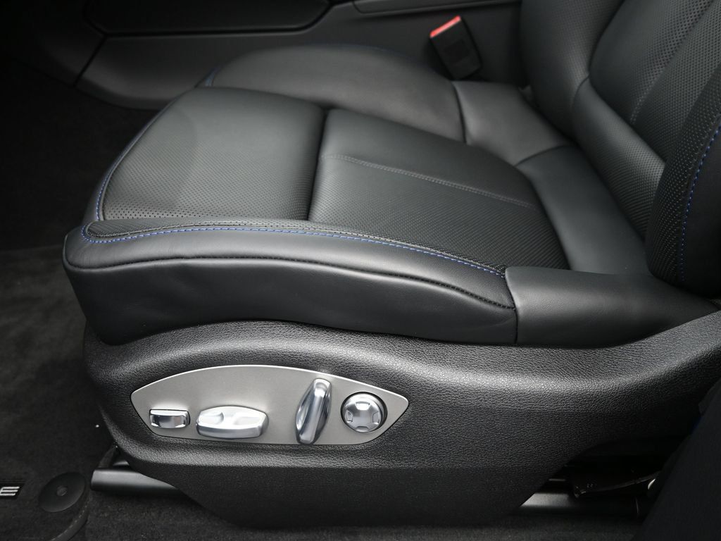 Certified 2025 Porsche Macan AWD/4WD image 6