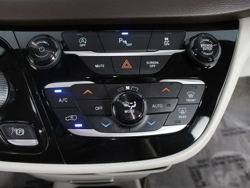 Used 2018 Chrysler Pacifica Touring-L FWD image 6