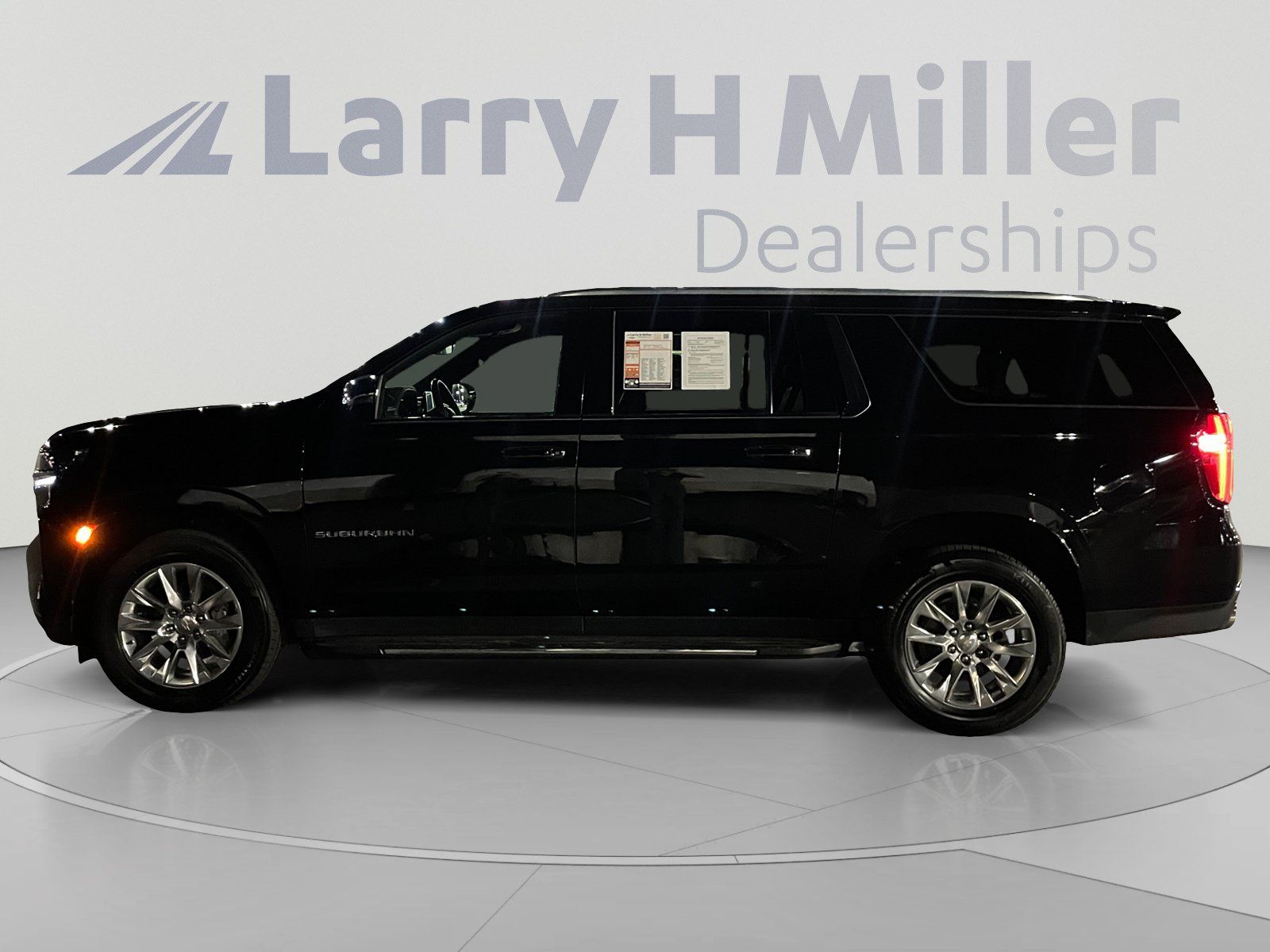 Used 2023 Chevrolet Suburban Premier AWD/4WD image 2