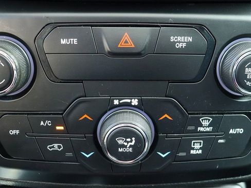 Used 2019 Jeep Renegade Trailhawk AWD/4WD image 46