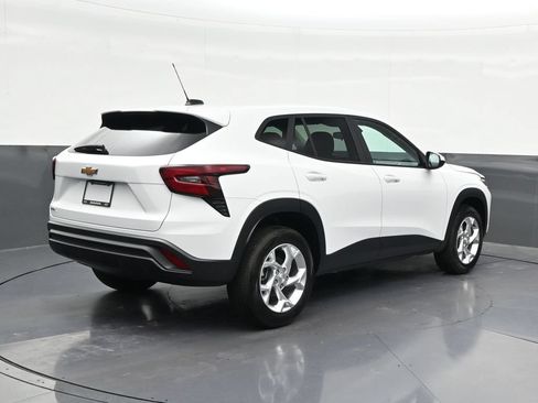 Used 2024 Chevrolet Trax LS w/ LS Convenience Package FWD image 5