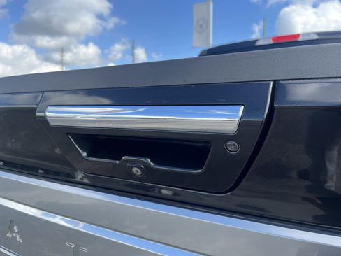 Used 2015 Ford F150 Platinum w/ Equipment Group 701A Luxury AWD/4WD image 4